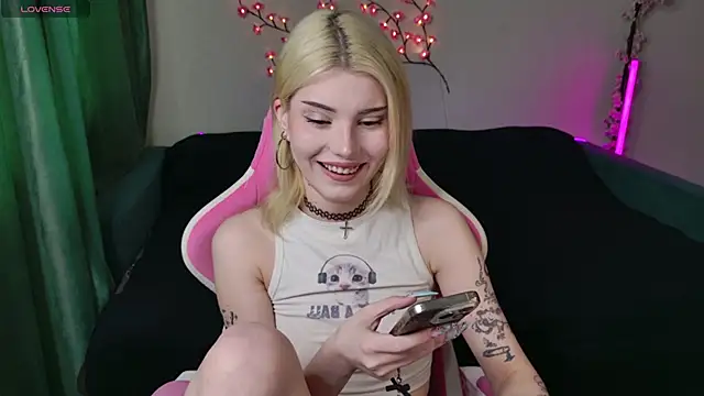 scarletbackwood online show from May 2026 11:49:02 AM
