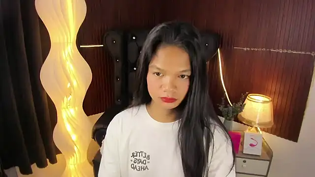 Naya Hilton online show from May 2026 07:00:01 PM