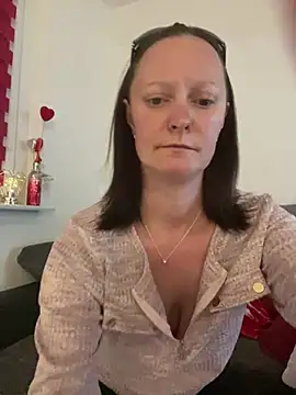 LindaLee90 online show from May 2026 10:50:01 PM