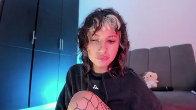 vandalovee  online show from May 2026 05:43:01 PM