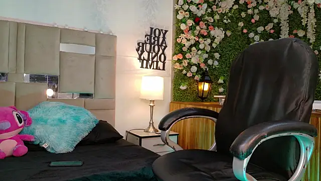 KarolFoxxi   online show from July 2026 09:33:02 AM