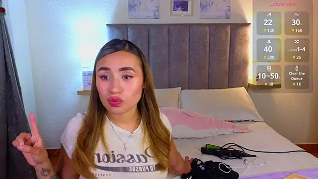 Snapshot of Victoria_Hils chatting on July 2026 10:02:02 PM Victoria Hils online show from July 2026 10:02:02 PM