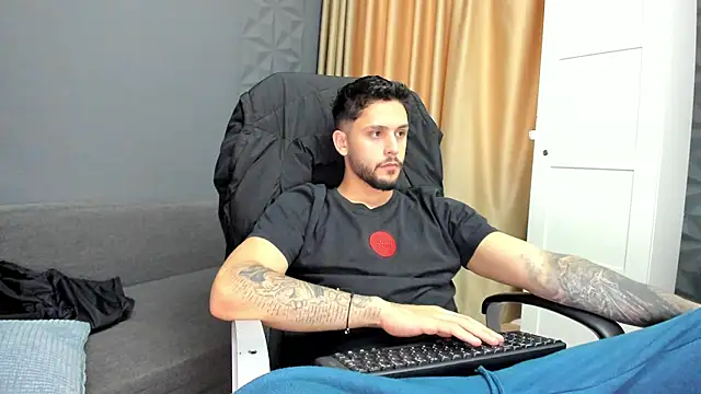Snapshot of TroyWadee chatting on June 2026 04:30:02 AM TroyWadee online show from June 2026 04:30:02 AM