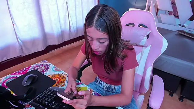 Snapshot of Danna_Petiite chatting on June 2026 07:08:02 PM Danna Petiite online show from June 2026 07:08:02 PM