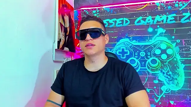 lucassimone  online show from June 2026 02:33:01 PM