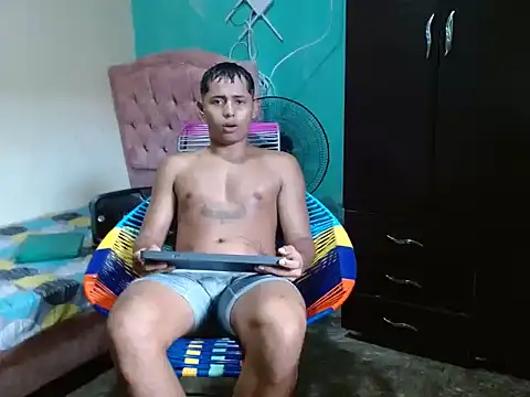 Snapshot of Lil_condor_baby chatting on June 2026 05:33:02 PM Lil condor baby online show from June 2026 05:33:02 PM