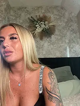 CharlottemilfUKx online show from June 2026 07:04:02 PM