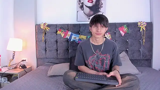 Snapshot of Destello_xxx chatting on July 2026 06:01:02 PM Destello xxx online show from July 2026 06:01:02 PM