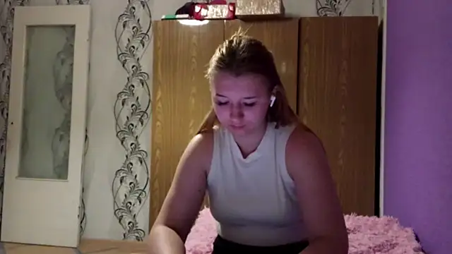 RaeannRoewe online show from May 2026 09:01:02 PM