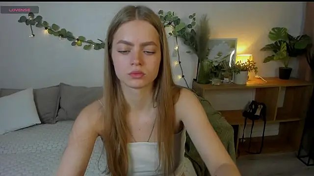 HoneyEmilly online show from June 2026 10:07:01 AM