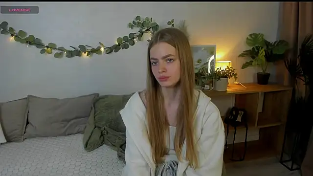 HoneyEmilly online show from June 2026 02:33:01 PM