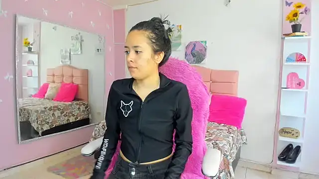 ivyyemerald  online show from June 2026 06:34:01 PM