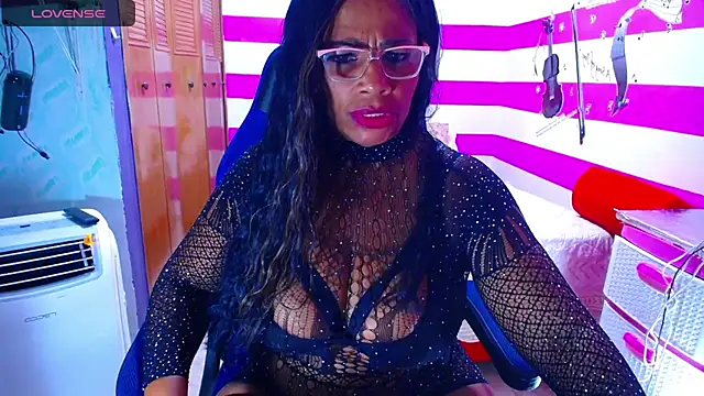 Snapshot of cairohot chatting on January 2025 06:04:01 AM cairohot online show from January 2025 06:04:01 AM