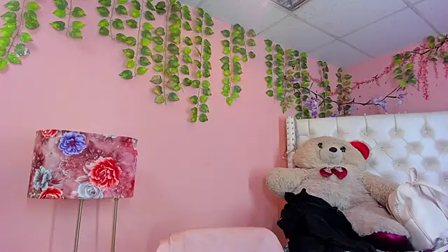 Snapshot of valentinee_xo chatting on June 2026 12:46:02 AM valentinee xo online show from June 2026 12:46:02 AM