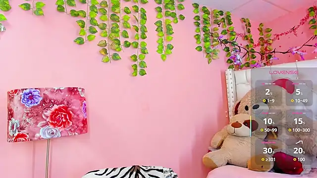 Snapshot of valentinee_xo chatting on June 2026 05:12:02 AM valentinee xo online show from June 2026 05:12:02 AM
