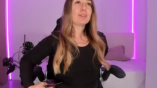 LindaWhite  online show from November 2025 05:23:02 PM