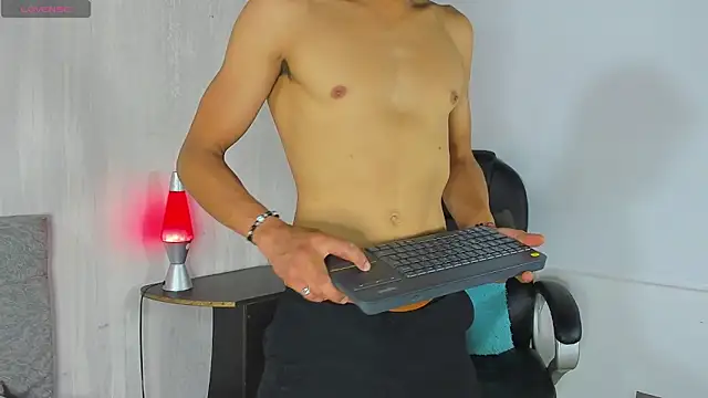 tommyhot7 online show from June 2026 09:28:02 PM