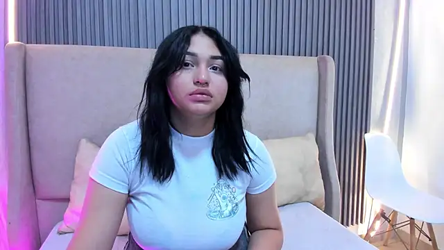 Snapshot of NaomiWhite_ chatting on June 2026 08:11:02 PM NaomiWhite online show from June 2026 08:11:02 PM