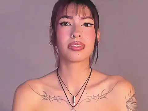 Snapshot of EvaBenely_ chatting on June 2026 05:35:02 AM EvaBenely online show from June 2026 05:35:02 AM