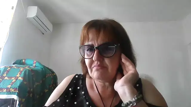 Snapshot of ErikaXShine chatting on June 2026 12:00:01 PM ErikaXShine online show from June 2026 12:00:01 PM