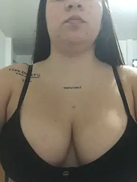 Snapshot of DulceCerezita chatting on June 2026 04:32:02 AM DulceCerezita online show from June 2026 04:32:02 AM