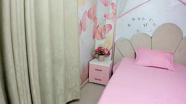 Millieskinny18 online show from June 2026 03:00:01 AM