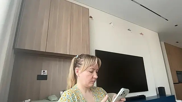 Snapshot of Dorielle chatting on June 2026 06:29:02 AM Dorielle online show from June 2026 06:29:02 AM