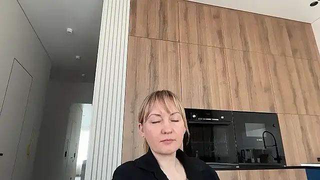 Snapshot of Dorielle chatting on June 2026 12:22:01 PM Dorielle online show from June 2026 12:22:01 PM