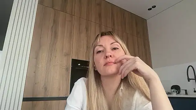 Snapshot of Dorielle chatting on July 2026 02:03:01 PM Dorielle online show from July 2026 02:03:01 PM