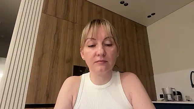 Snapshot of Dorielle chatting on July 2026 04:56:01 PM Dorielle online show from July 2026 04:56:01 PM