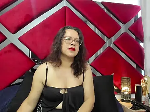 Snapshot of ELLE_HADID chatting on July 2026 12:00:01 PM ELLE HADID online show from July 2026 12:00:01 PM