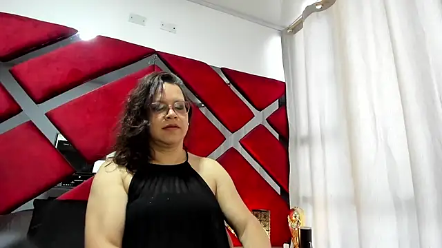 Snapshot of ELLE_HADID chatting on July 2026 11:48:01 AM ELLE HADID online show from July 2026 11:48:01 AM