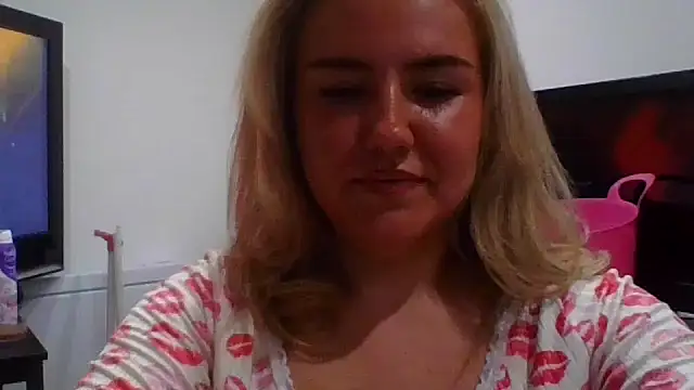 Snapshot of MaddyCherryX chatting on July 2026 09:32:02 PM MaddyCherryX online show from July 2026 09:32:02 PM