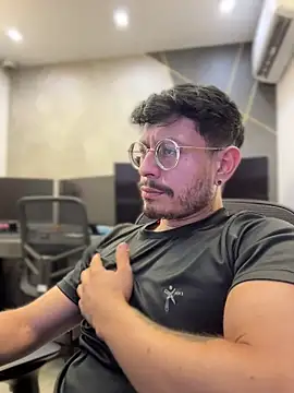 Snapshot of andrewlopezz chatting on July 2026 09:18:01 PM andrewlopezz online show from July 2026 09:18:01 PM