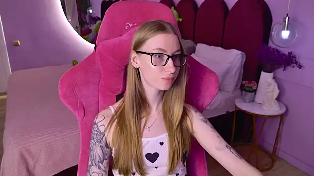 Snapshot of AuroraLean chatting on August 2026 05:04:01 PM AuroraLean online show from August 2026 05:04:01 PM