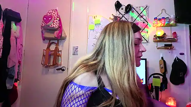 Snapshot of xxKitten chatting on July 2026 05:21:01 AM xxKitten online show from July 2026 05:21:01 AM