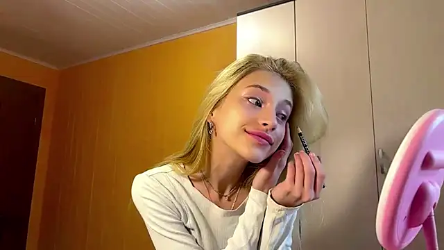 FiveFootBlonde online show from July 2026 04:05:01 PM