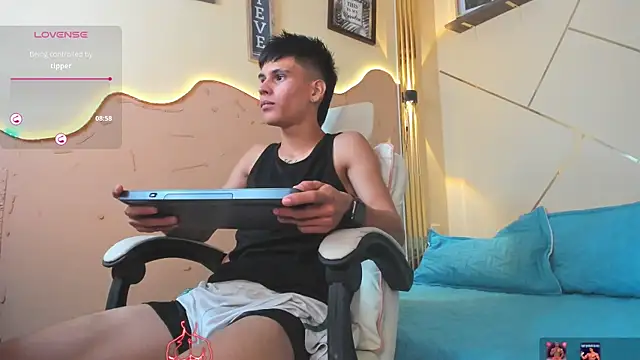 Snapshot of Thiiago_xxx chatting on July 2026 02:14:01 PM Thiiago xxx online show from July 2026 02:14:01 PM