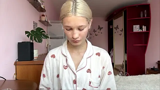 Snapshot of RoxyKindlimann chatting on July 2026 01:07:01 PM RoxyKindlimann online show from July 2026 01:07:01 PM
