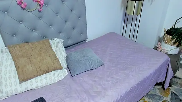 IsabellaReinaa online show from July 2026 12:37:01 PM