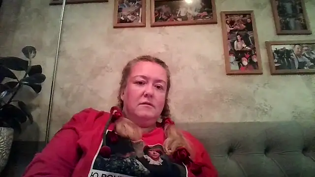 Snapshot of HappyCurvyMama chatting on August 2026 08:11:02 PM HappyCurvyMama online show from August 2026 08:11:02 PM