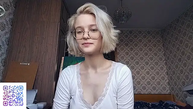 Snapshot of Smartemilia chatting on August 2026 04:37:02 AM Smartemilia online show from August 2026 04:37:02 AM