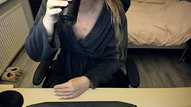 minoesje37 online show from February 2025 08:38:02 PM