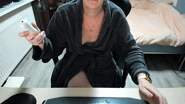 minoesje37 online show from February 2025 08:24:01 PM