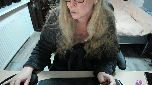 minoesje37 online show from February 2025 08:25:01 PM