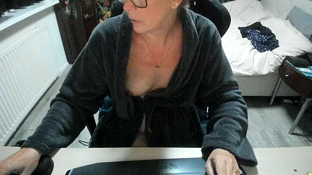 minoesje37 online show from September 2025 07:28:01 PM