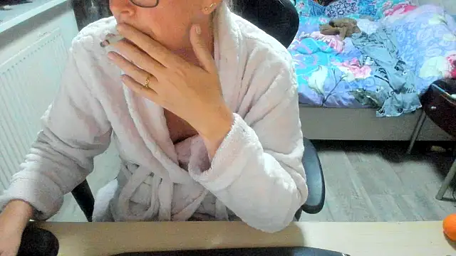 minoesje37 online show from October 2025 07:11:02 PM