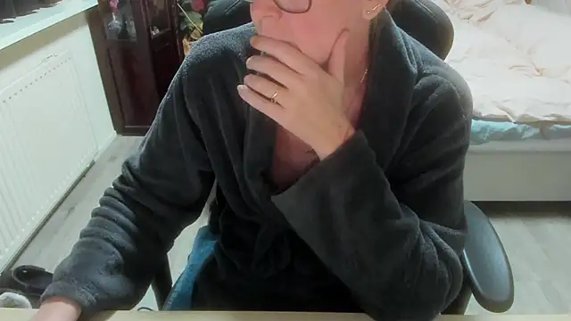 minoesje37 online show from February 2026 08:28:01 PM