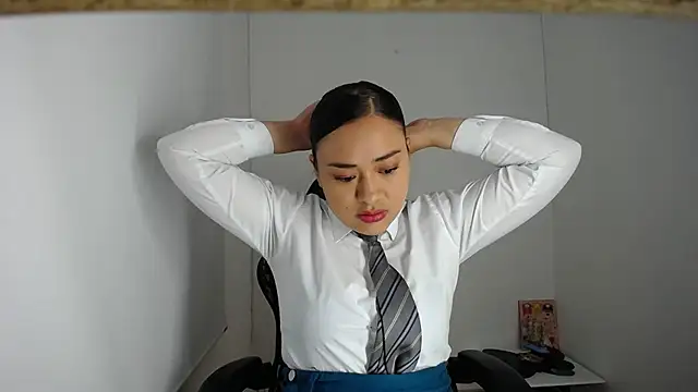 Snapshot of ReyleDoll chatting on December 2024 11:37:02 PM ReyleDoll online show from December 2024 11:37:02 PM