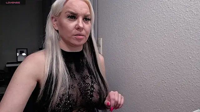 Snapshot of MIA-XXX chatting on February 2026 07:18:01 AM MIA-XXX online show from February 2026 07:18:01 AM